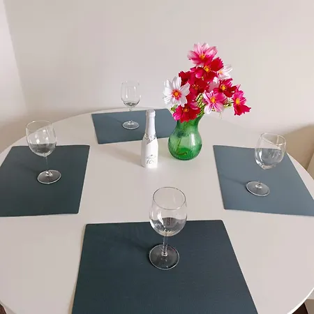 Brand New #20 Near Center With Free Street Parking 아파트