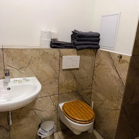 Brand New #20 Near Center With Free Street Parking 프라하
