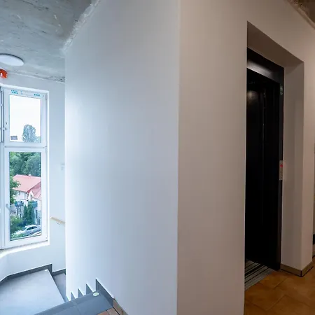 Brand New #20 Near Center With Free Street Parking 아파트 *